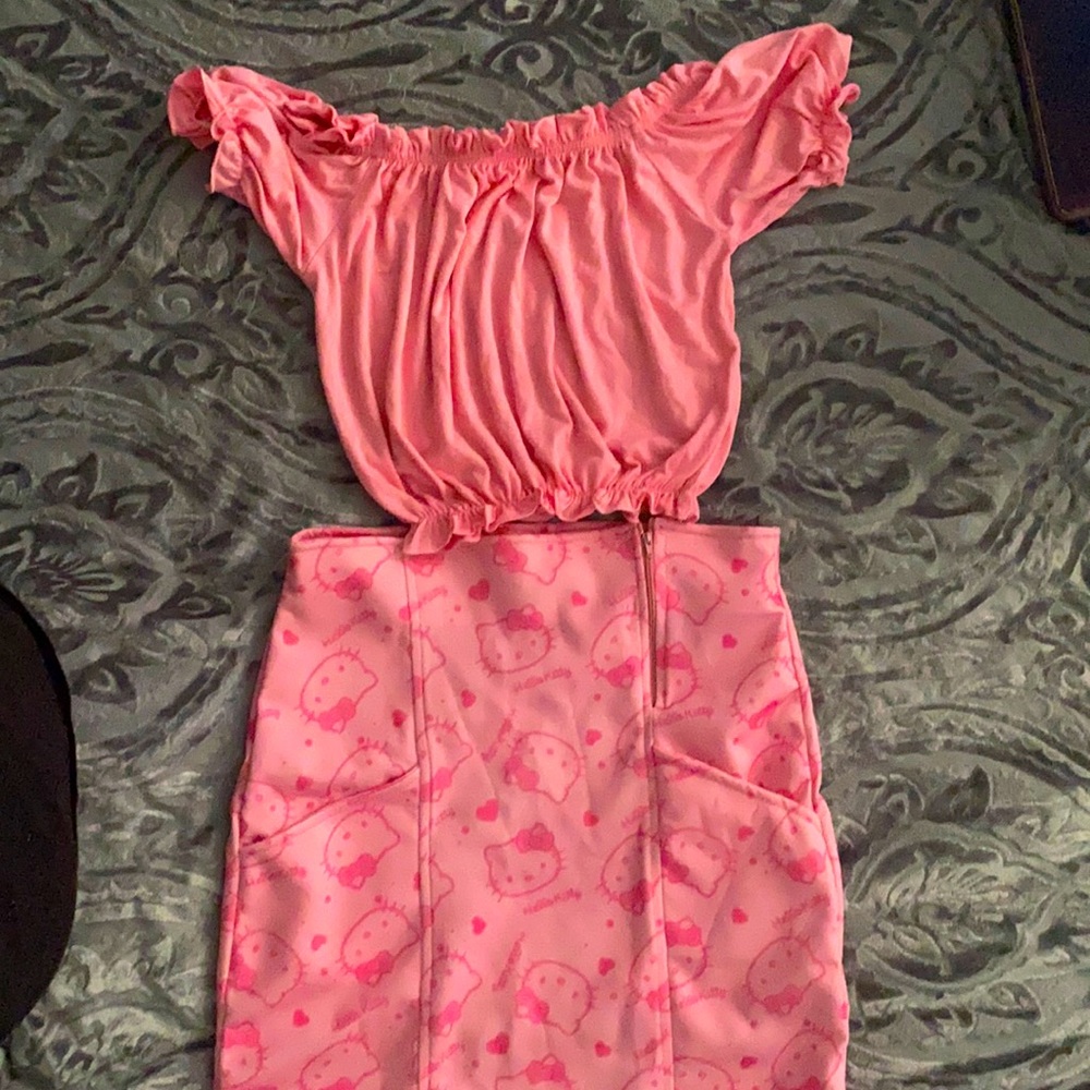 This set fit nicely into your body making your curves look sexy